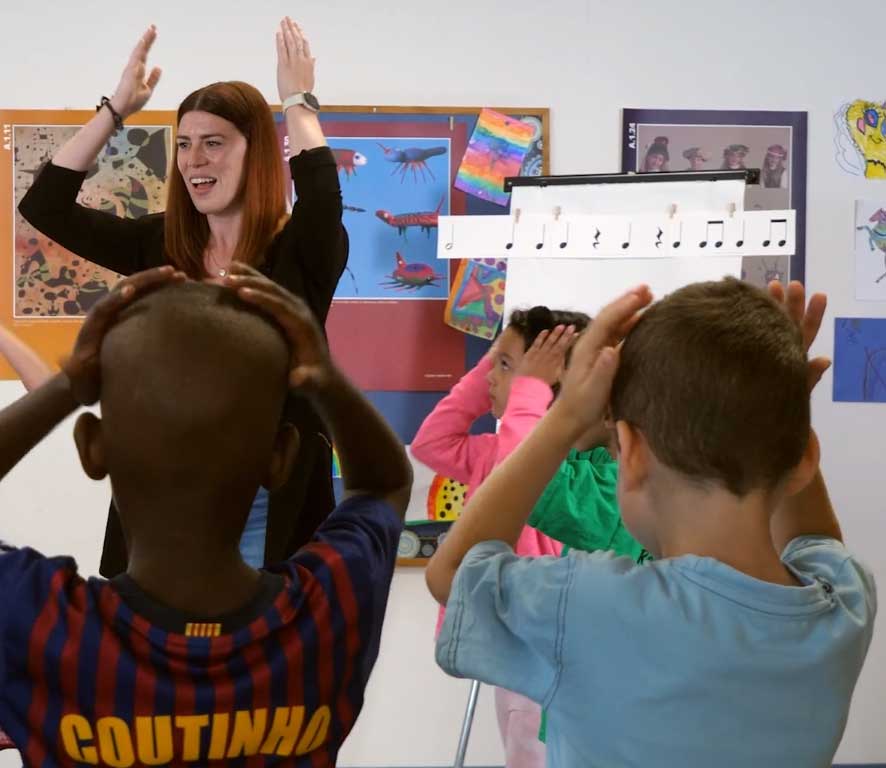 Pamela Brasseur anime son atelier de rythme et de tempo avec une classe au primaire.